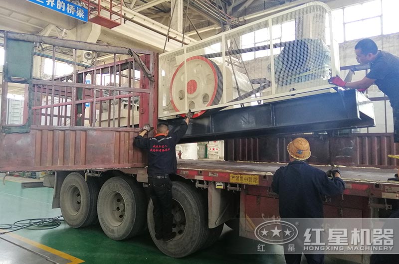 对辊制砂机装车、准备发货