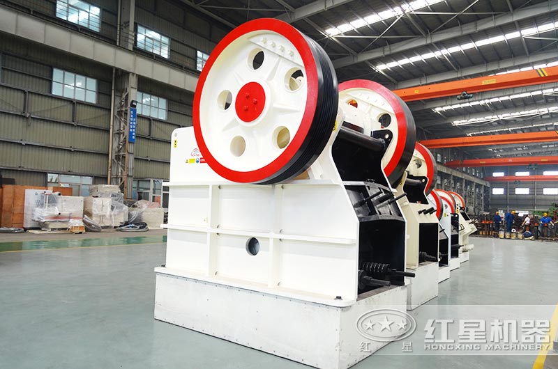 PE900*1200鄂式碎石机产量大概多少？能破碎水泥块吗？